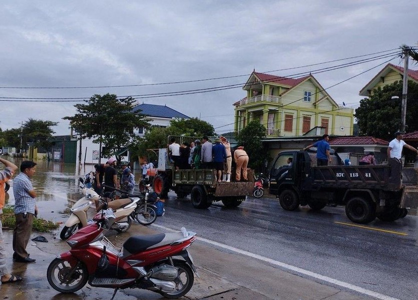 Lực lượng Công an đội mưa giúp dân khắc phục hậu quả bão số 4