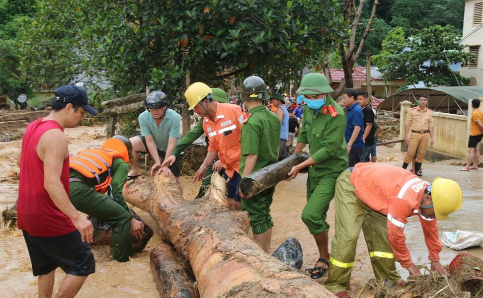 Công an dầm mưa giúp dân khắc phục hậu quả trận lũ ống, lũ quét lịch sử