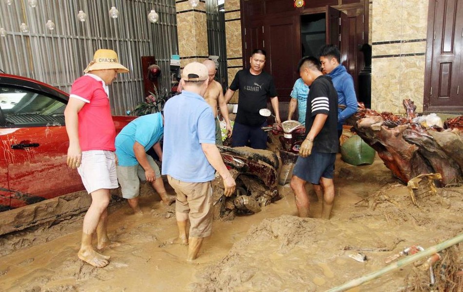 Công an dầm mưa giúp dân khắc phục hậu quả trận lũ ống, lũ quét lịch sử