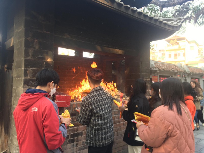 Giới trẻ Hà thành đến chùa Hà cầu duyên đầu năm mới