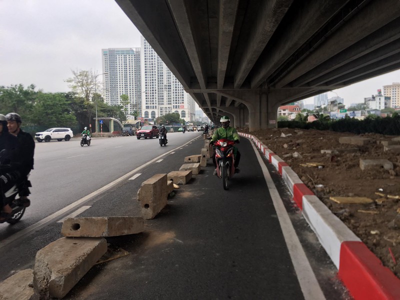 Xén dải phân cách, giảm ùn tắc trên đường Nguyễn Xiển