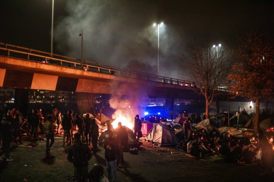 [ẢNH]: Hàng trăm người biểu tình ở Paris sau khi trại di cư bị cảnh sát phá dỡ