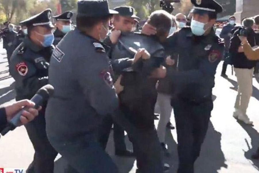 [ẢNH]: Đụng độ ác liệt giữa người biểu tình với lực lượng cảnh sát ở Yerevan