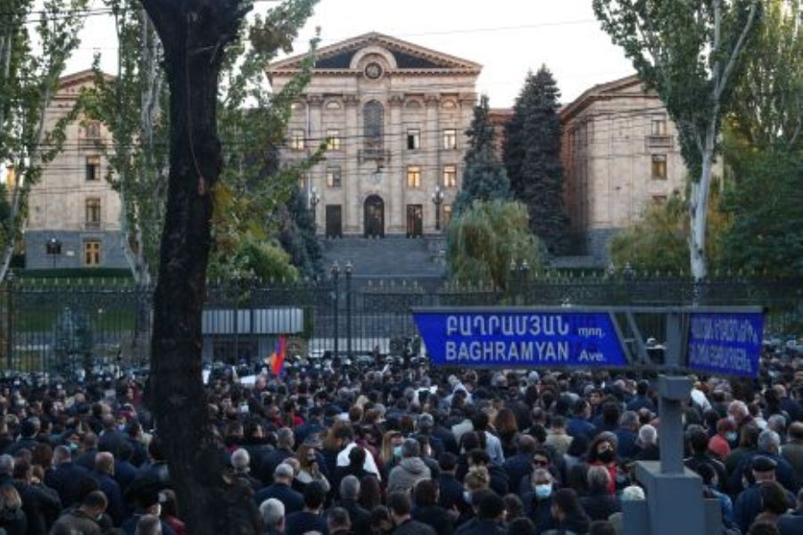 [ẢNH] Phe đối lập Armenia bắt đầu tấn công trụ sở chính phủ ở Yerevan
