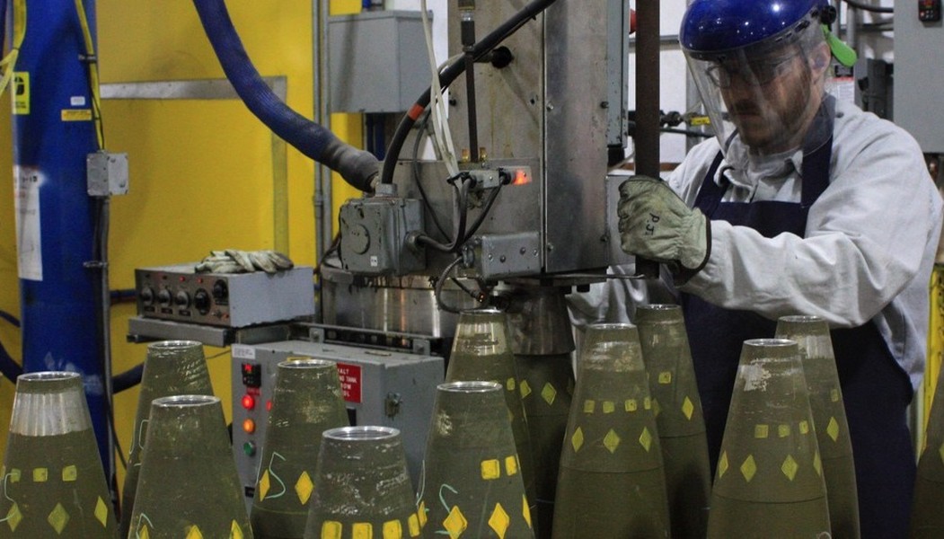 Mỹ mua TNT tinh chế Nhật để sản xuất đạn pháo cho Ukraine