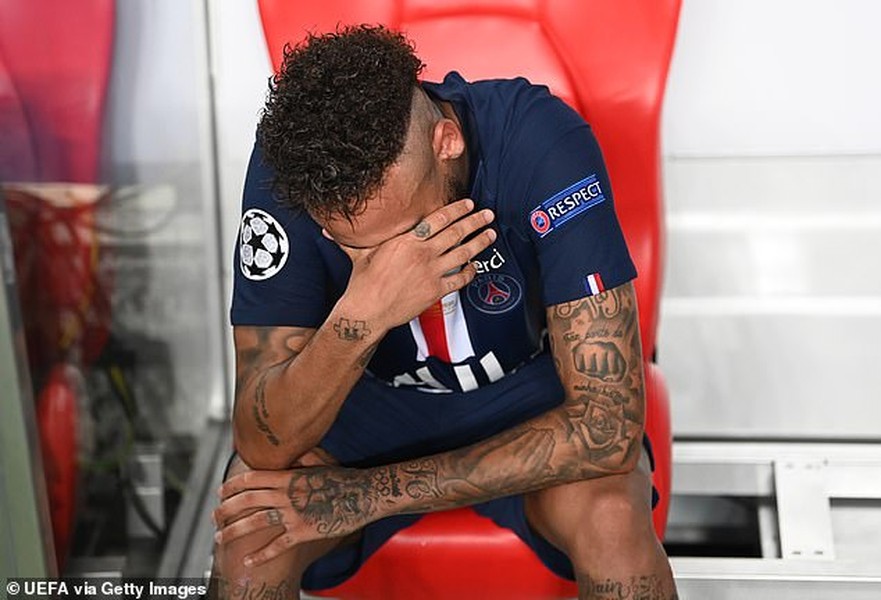 [ẢNH] Neymar ôm mặt khóc nức nở sau thất bại của PSG
