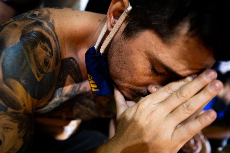 [ẢNH] Người hâm mộ khóc cạn nước mắt tiếc thương Maradona