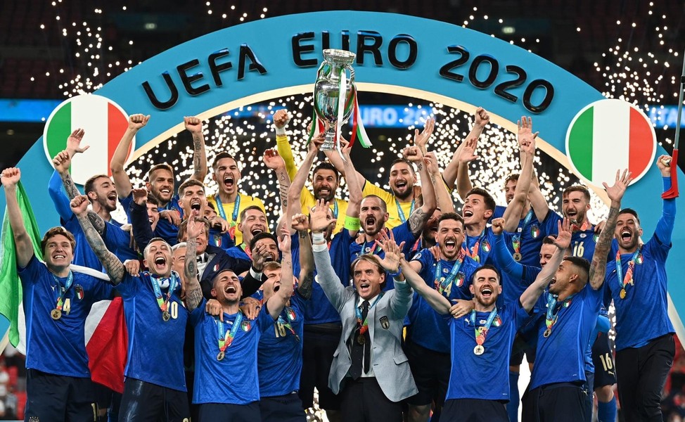 [ẢNH] Tuyển Italia phấn khích mang cúp vô địch về Rome