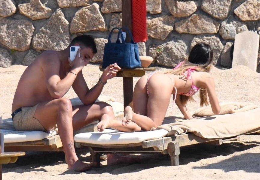 [ẢNH] Donnarumma 'diễn cảnh nóng' với bạn gái trên bãi biển