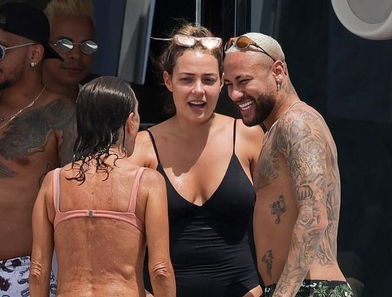 [ẢNH] Neymar vui vẻ với người yêu cũ trên du thuyền