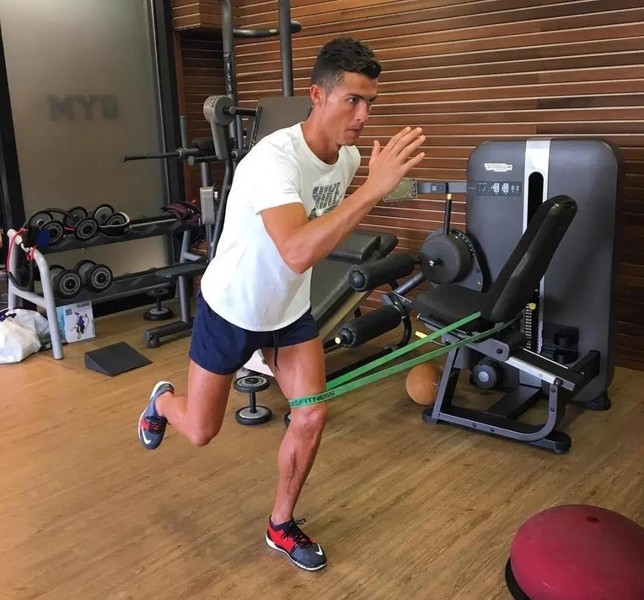 [ẢNH] Bí quyết giữ vóc dáng và phong độ của Ronaldo ở tuổi 36