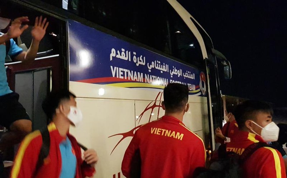 [ẢNH] Tuyển Việt Nam mệt mỏi sau đêm trắng sang Oman