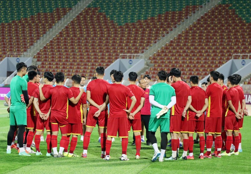 [ẢNH] Tuyển Việt Nam làm quen mặt sân 'may mắn', sẵn sàng đấu Oman