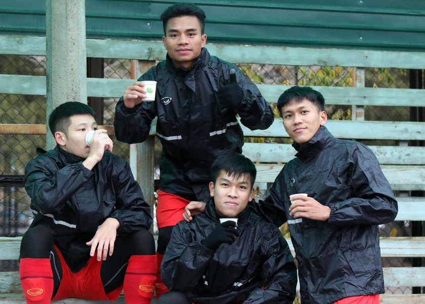 U23 Việt Nam gồng mình luyện tập dưới cái lạnh 6 độ C