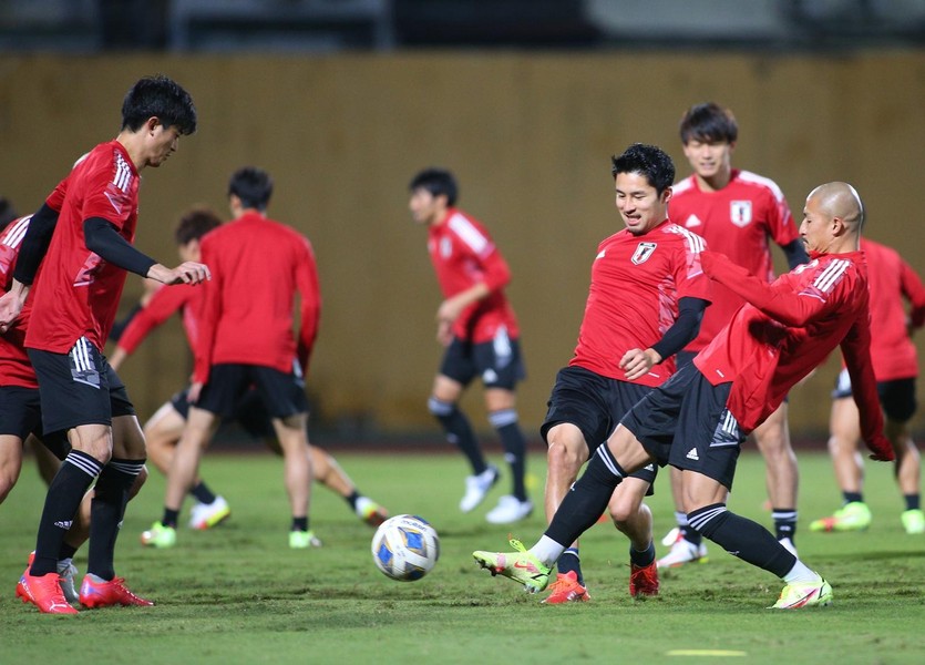 HLV Park thực hiện nghi thức tâm linh trước trận gặp Nhật Bản
