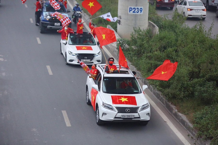 CĐV Việt Nam khuấy động không khí, 'tiếp lửa' thầy trò HLV Park