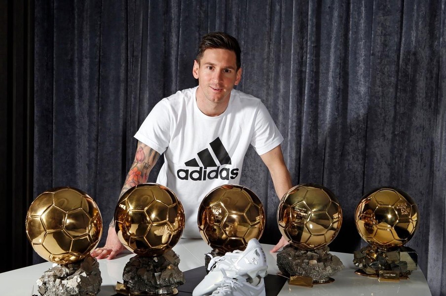 7 lần Messi nâng Quả bóng Vàng sau 12 năm