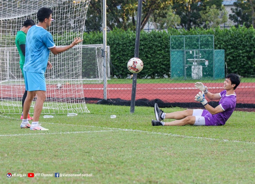 Công Phượng xỏ găng làm thủ môn trước trận gặp Campuchia