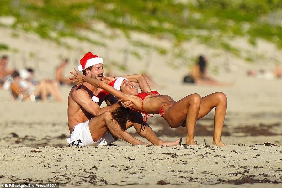 Thủ môn tuyển Đức nóng bỏng cùng vợ siêu mẫu trên bãi biển