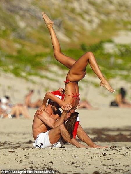 Thủ môn tuyển Đức nóng bỏng cùng vợ siêu mẫu trên bãi biển