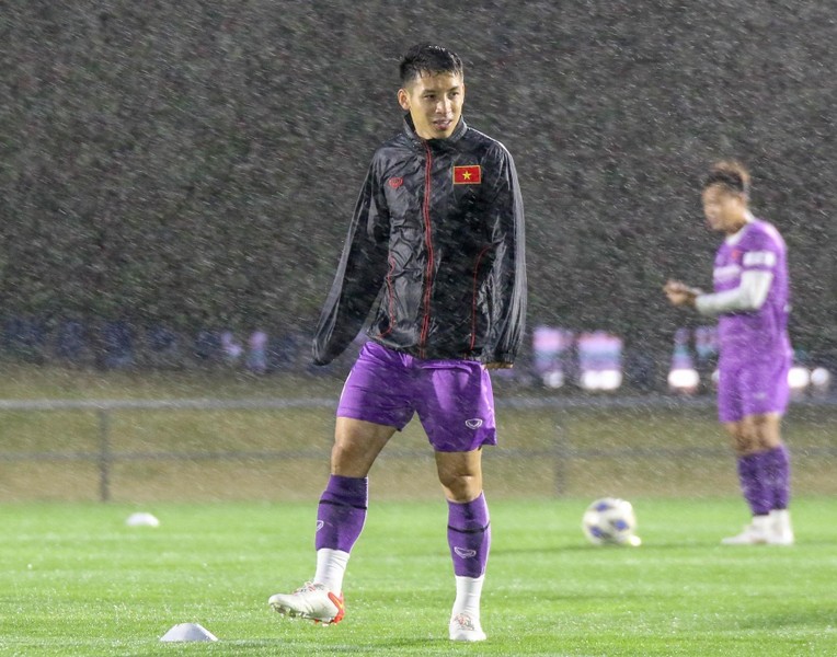 Thầy trò HLV Park co ro dưới mưa lạnh, phải nghỉ tập sớm ở Nhật Bản