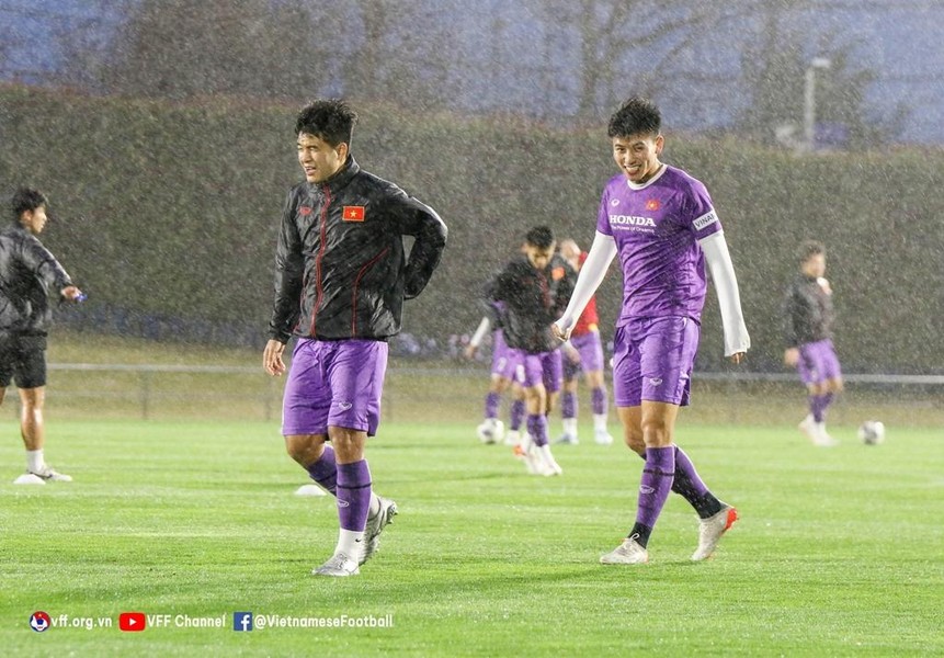 Thầy trò HLV Park co ro dưới mưa lạnh, phải nghỉ tập sớm ở Nhật Bản