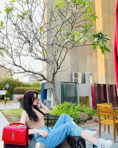 Đường cong nóng bỏng của bạn gái mới Quang Hải