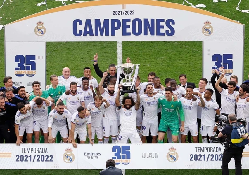 Real Madrid diễu hành mừng vô địch giữa biển người