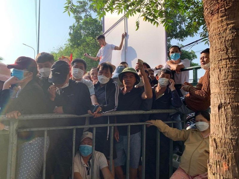 Người hâm mộ nghẹt thở chen nhau mua vé xem U23 Việt Nam