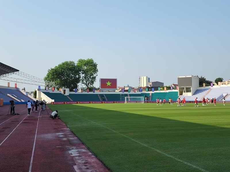 Cận cảnh sân Việt Trì đẹp mướt mắt trước ngày U23 Việt Nam thi đấu