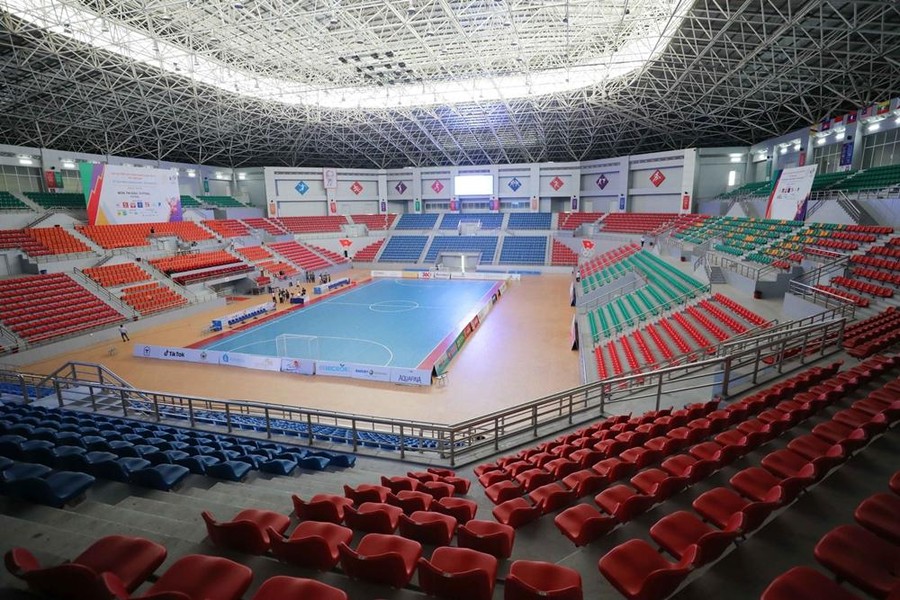 Toàn cảnh nhà thi đấu đẹp nhất nhì Việt Nam đang diễn ra môn futsal SEA Games 31