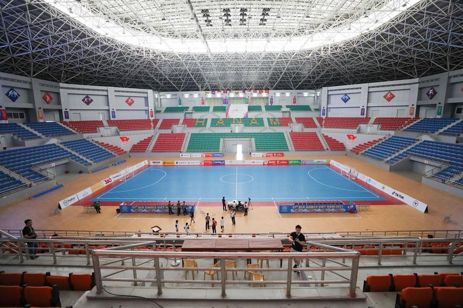 Toàn cảnh nhà thi đấu đẹp nhất nhì Việt Nam đang diễn ra môn futsal SEA Games 31