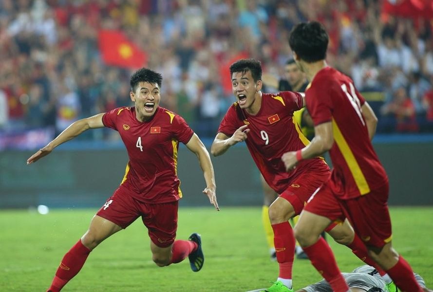 Cầu thủ Malaysia gục ngã trước 'bàn thắng vàng' của U23 Việt Nam