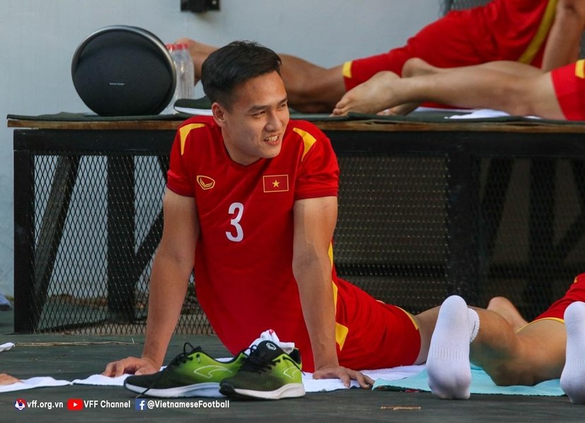 Các tuyển thủ U23 Việt Nam đẹp như 'nam thần' ở bể bơi