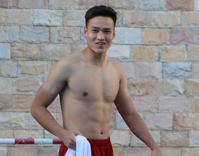 Các tuyển thủ U23 Việt Nam đẹp như 'nam thần' ở bể bơi