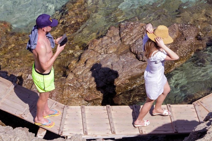 Jorginho 'diễn cảnh nóng' với bạn gái trên bãi biển