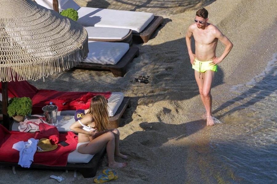 Jorginho 'diễn cảnh nóng' với bạn gái trên bãi biển