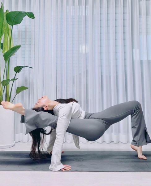 Những tư thế yoga đỉnh cao của HLV xinh đẹp Kim Sung-hee