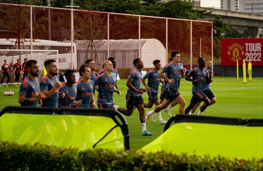 MU tươi rói tập luyện ở Thái Lan chờ đấu Liverpool