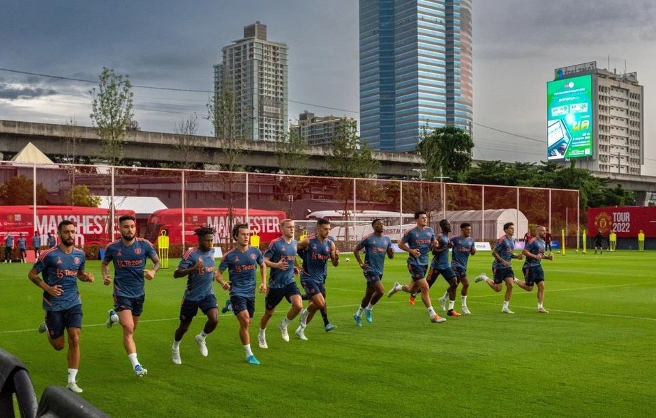 MU tươi rói tập luyện ở Thái Lan chờ đấu Liverpool