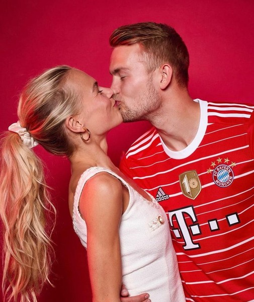 De Ligt tình tứ bên bạn gái bằng tuổi khi ra mắt Bayern