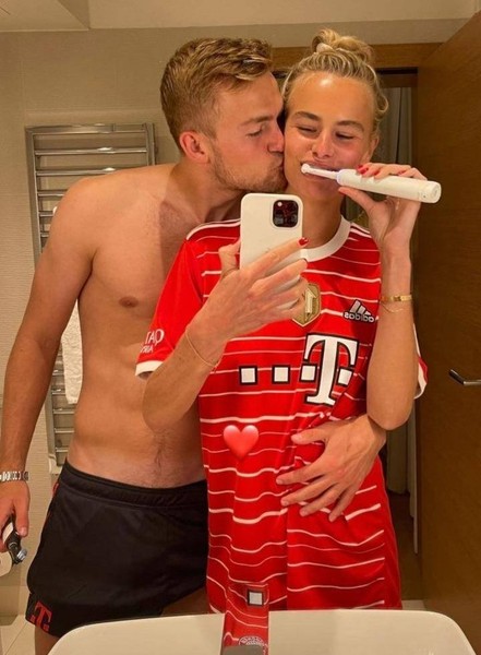 De Ligt tình tứ bên bạn gái bằng tuổi khi ra mắt Bayern