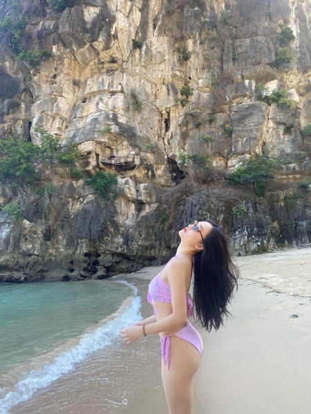 Bạn gái Nhâm Mạnh Dũng mặc bikini thả dáng đẹp hút hồn