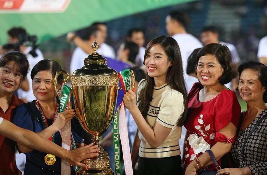Hoa hậu Đỗ Mỹ Linh tươi rói ăn mừng CLB Hà Nội vô địch