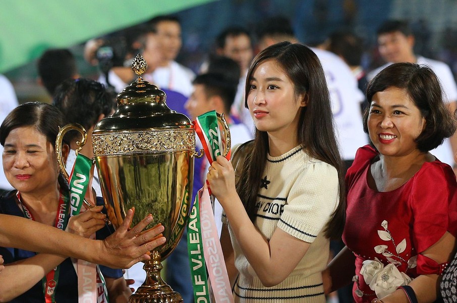Hoa hậu Đỗ Mỹ Linh tươi rói ăn mừng CLB Hà Nội vô địch