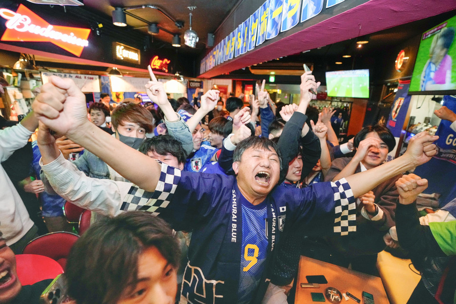 Người Nhật đổ ra đường ăn mừng kỳ tích World Cup 2022