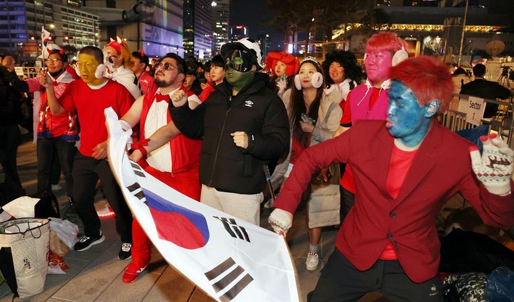 Người Hàn Quốc xuyên đêm ăn mừng kỳ tích World Cup