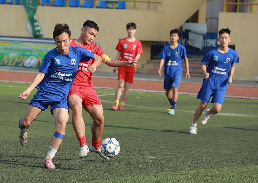 Cầu thủ trường Xuân Mai được bạn nữ an ủi sau trận thua THPT Nguyễn Tất Thành