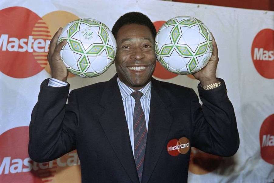 Sự nghiệp lẫy lừng của 'Vua bóng đá' Pele qua ảnh