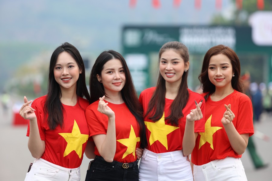 Dàn Hoa hậu, người đẹp khoe sắc ở Tiền Phong Marathon 2023